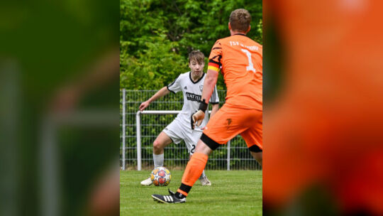 Paul Madl wagt ein Tänzchen mit Altdorfs Keeper Daniel Lübeck – am Ende hatten die Neidlinger im Kellerduell mit 2:0 die Nase vo