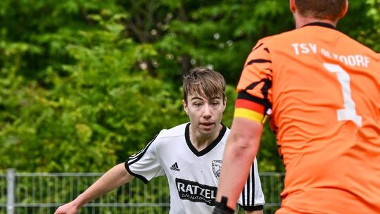 Paul Madl wagt ein Tänzchen mit Altdorfs Keeper Daniel Lübeck – am Ende hatten die Neidlinger im Kellerduell mit 2:0 die Nase vo