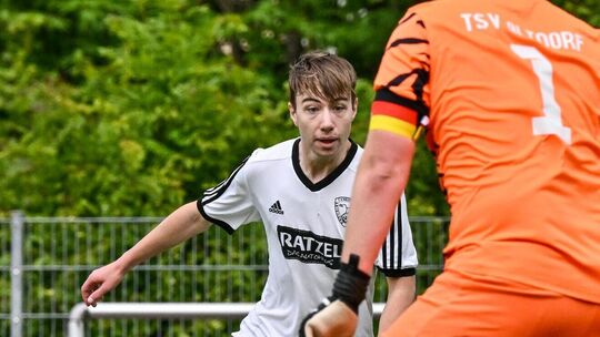 Paul Madl wagt ein Tänzchen mit Altdorfs Keeper Daniel Lübeck – am Ende hatten die Neidlinger im Kellerduell mit 2:0 die Nase vo Paul Madl wagt ein Tänzchen mit Altdorfs Keeper Daniel Lübeck – am Ende hatten die Neidlinger im Kellerduell mit 2:0 die Nase vo