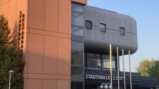 Kirchheims Stadthalle existiert derzeit nur als stillgelegter Sanierungsfall – und als Schriftzug am Teckcenter. Foto: Andreas Kirchheims Stadthalle existiert derzeit nur als stillgelegter Sanierungsfall – und als Schriftzug am Teckcenter. Foto: Andreas