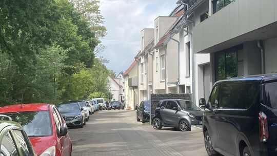 Die Mittlere Straße in Jesingen ist nicht als Schulweg ausgewiesen. Das Bild zeigt, warum das so ist: Diese Straße ist bei so vi Die Mittlere Straße in Jesingen ist nicht als Schulweg ausgewiesen. Das Bild zeigt, warum das so ist: Diese Straße ist bei so vi