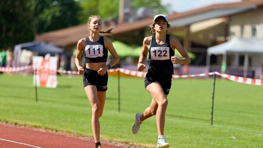 Melinda Denes-Hügel (li.) und Juli Göser lieferten sich nicht nur über 800 Meter ein enges Rennen. Foto: Felix Grüb