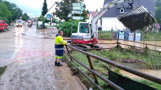 Wenn der überflutete Dupiggraben das viele Wasser nicht mehr aufnehmen kann – auch weil die Dole verstopft ist –, kommt es zu Üb Wenn der überflutete Dupiggraben das viele Wasser nicht mehr aufnehmen kann – auch weil die Dole verstopft ist –, kommt es zu Üb
