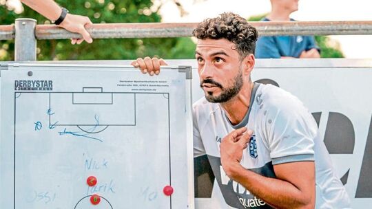 Tarik Serour, hier als Trainer der SGEH, schließt sich den SF Dettingen an. Archivfoto: Ralf Just Tarik Serour, hier als Trainer der SGEH, schließt sich den SF Dettingen an. Archivfoto: Ralf Just