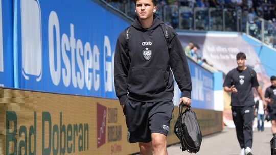 Alexandre Azevedo auf seinem vorerst letzten Gang im Dress des VfB Stuttgart beim Spiel gegen Drittliga-Tabellenführer VfL Osnab