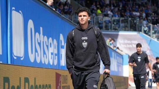 Alexandre Azevedo auf seinem vorerst letzten Gang im Dress des VfB Stuttgart beim Spiel gegen Drittliga-Tabellenführer VfL Osnab Alexandre Azevedo auf seinem vorerst letzten Gang im Dress des VfB Stuttgart beim Spiel gegen Drittliga-Tabellenführer VfL Osnab