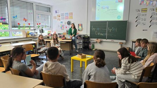 Beim „Insel-Spiel“ stimmten die Schülerinnen und Schüler in Teams darüber ab, welche drei Dinge im Rettungsboot auf eine Insel m Beim „Insel-Spiel“ stimmten die Schülerinnen und Schüler in Teams darüber ab, welche drei Dinge im Rettungsboot auf eine Insel m