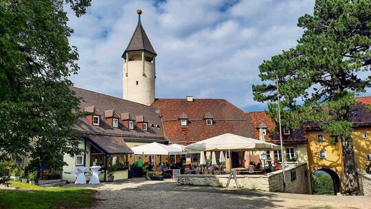 Historische Fachwerkhäuser, malerische Wanderwege und natürlich die märchenhafte Burg Teck: In Kirchheim und der Umgebung gibt e Historische Fachwerkhäuser, malerische Wanderwege und natürlich die märchenhafte Burg Teck: In Kirchheim und der Umgebung gibt e