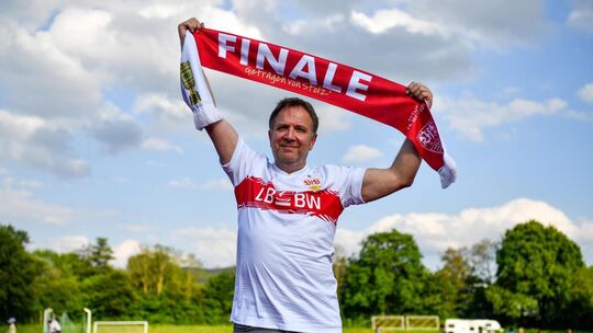 Thomas Schultheiß in standesgemäßer Aufmachung: Der VfB-Zeugwart fiebert morgen mit. Foto: Markus Brändli Thomas Schultheiß in standesgemäßer Aufmachung: Der VfB-Zeugwart fiebert morgen mit. Foto: Markus Brändli