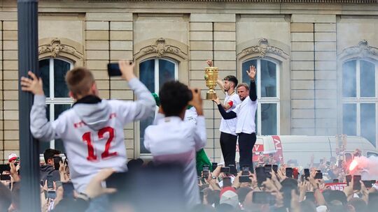Stuttgart feiert seine Pokal-Helden: Die Szene mit Atakan Karazor und Sebastian Hoenß vom Vorjahr soll sich nach Wunsch der VfB- Stuttgart feiert seine Pokal-Helden: Die Szene mit Atakan Karazor und Sebastian Hoenß vom Vorjahr soll sich nach Wunsch der VfB-