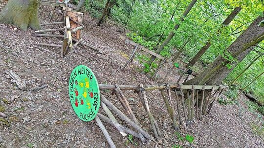 In Trümmern: Die Kugelbahn beim Kindergarten. Foto: ez