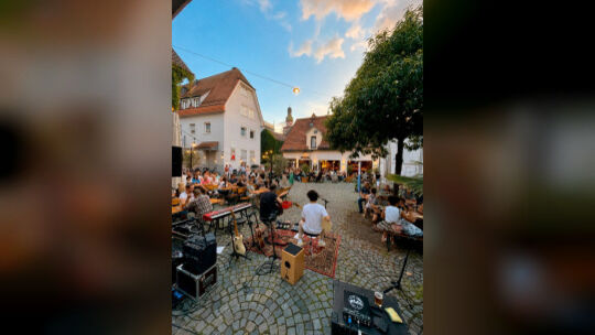 Sommerabende, handgemachte Musik und besondere Atmosphäre unter freiem Himmel gibt es am Wochenende mit Musiker Marc Water, der Sommerabende, handgemachte Musik und besondere Atmosphäre unter freiem Himmel gibt es am Wochenende mit Musiker Marc Water, der