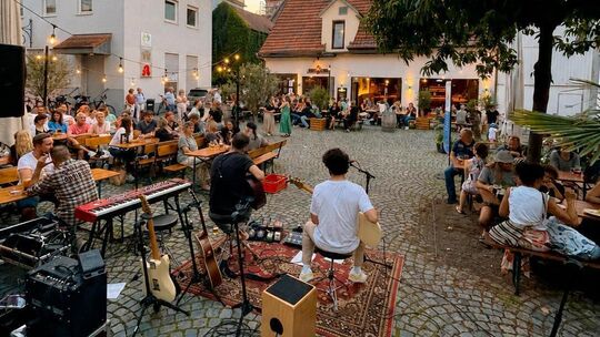Sommerabende, handgemachte Musik und besondere Atmosphäre unter freiem Himmel gibt es am Wochenende mit Musiker Marc Water, der