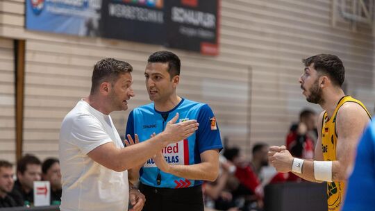 Ein Trainer hat Gesprächsbedarf: Igor Perovic (links) im Clinch mit einem der drei Schiedsrichter. Aeneas Jung (rechts) kann‘s k