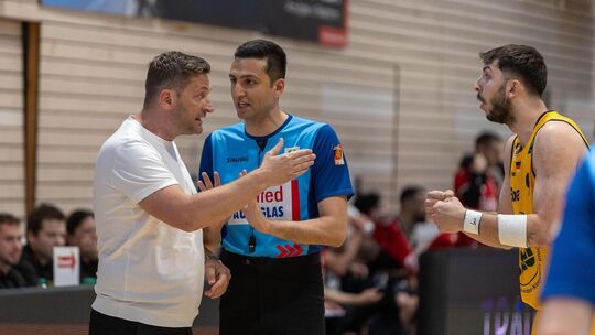 Ein Trainer hat Gesprächsbedarf: Igor Perovic (links) im Clinch mit einem der drei Schiedsrichter. Aeneas Jung (rechts) kann‘s k Ein Trainer hat Gesprächsbedarf: Igor Perovic (links) im Clinch mit einem der drei Schiedsrichter. Aeneas Jung (rechts) kann‘s k