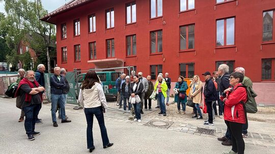 Beate Kloss-Nitzschke erzählt die Historie des neuen Verwaltungsgebäudes, ehe sie durch die Räume führt. Foto: Iris Häfner Beate Kloss-Nitzschke erzählt die Historie des neuen Verwaltungsgebäudes, ehe sie durch die Räume führt. Foto: Iris Häfner