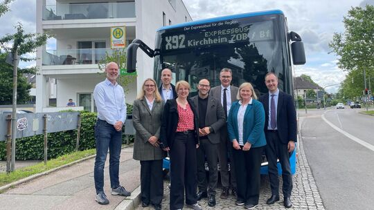 Haben den Relex-Bus getestet: Kirchheims OB Pascal Bader (links), Weilheims Bürgermeister Johannes Züfle (Dritter von links) und Haben den Relex-Bus getestet: Kirchheims OB Pascal Bader (links), Weilheims Bürgermeister Johannes Züfle (Dritter von links) und