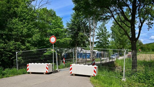 Durch die Blockade ist der Wohlmobilstellplatz nahe des Festival-Geländes nicht mehr befahrbar. Fotos: Markus Brändli Durch die Blockade ist der Wohlmobilstellplatz nahe des Festival-Geländes nicht mehr befahrbar. Fotos: Markus Brändli