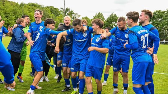 In Feierlaune war der VfL zuletzt beim erfolgreichen Bezirkspokalhalbfinale. Im Punktspielbetrieb neigt sich die Saison dem Ende In Feierlaune war der VfL zuletzt beim erfolgreichen Bezirkspokalhalbfinale. Im Punktspielbetrieb neigt sich die Saison dem Ende