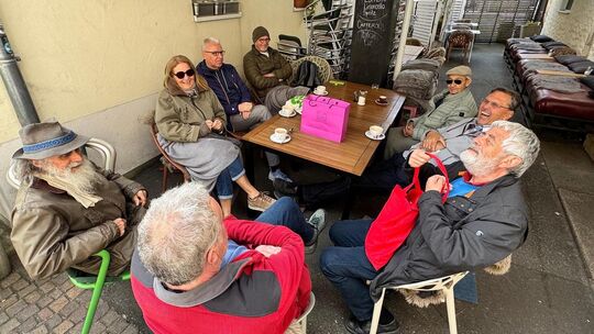 Im Café Aroma trifft Kenner immer Menschen, mit denen man hervorragend plaudern kann. Foto: Sylvia Gierlichs Im Café Aroma trifft Kenner immer Menschen, mit denen man hervorragend plaudern kann. Foto: Sylvia Gierlichs