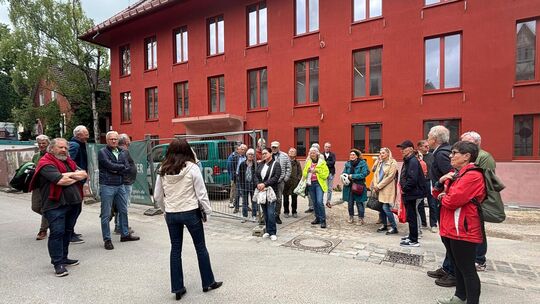 Beate Kloss-Nitzschke erzählt die Historie des neuen Verwaltungsgebäudes, ehe sie durch die Räume führt. Foto: Iris Häfner Beate Kloss-Nitzschke erzählt die Historie des neuen Verwaltungsgebäudes, ehe sie durch die Räume führt. Foto: Iris Häfner
