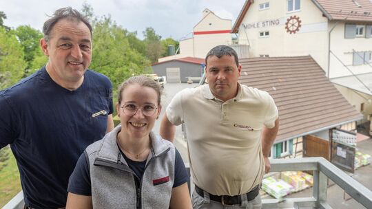 Die drei Müllermeister Ulrich Sting, Tochter Maren Boeltzig und Jochen Sting (von links) arbeiten in sechster und siebter Genera Die drei Müllermeister Ulrich Sting, Tochter Maren Boeltzig und Jochen Sting (von links) arbeiten in sechster und siebter Genera