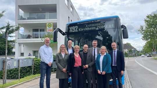 Haben den Relex-Bus getestet: Kirchheims OB Pascal Bader (links), Weilheims Bürgermeister Johannes Züfle (Dritter von links) und Haben den Relex-Bus getestet: Kirchheims OB Pascal Bader (links), Weilheims Bürgermeister Johannes Züfle (Dritter von links) und