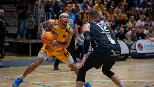 Tylan Pope (links) war in Gießen nicht zu bremsen. Mit 13 Punkten und 15 Rebounds war er der Mann des Abends in einer aufopferun Tylan Pope (links) war in Gießen nicht zu bremsen. Mit 13 Punkten und 15 Rebounds war er der Mann des Abends in einer aufopferun
