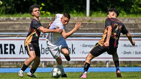 Einen Schritt schneller: Der FC Kirchheim (in Weiß) bleibt nach dem 4:1 im Stadtderby im Aufstiegsrennen. Foto: Markus Brändli Einen Schritt schneller: Der FC Kirchheim (in Weiß) bleibt nach dem 4:1 im Stadtderby im Aufstiegsrennen. Foto: Markus Brändli
