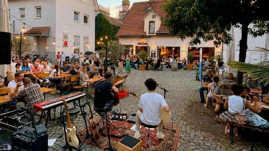 Sommerabende, handgemachte Musik und besondere Atmosphäre unter freiem Himmel gibt es am Wochenende mit Musiker Marc Water, der