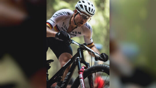 Platz 15 am Sonntag, im Shorttrack nach einem Platten nur 39. Für Luca Schwarzbauer verlief das Weltcup-Wochenende in Nove Mesto