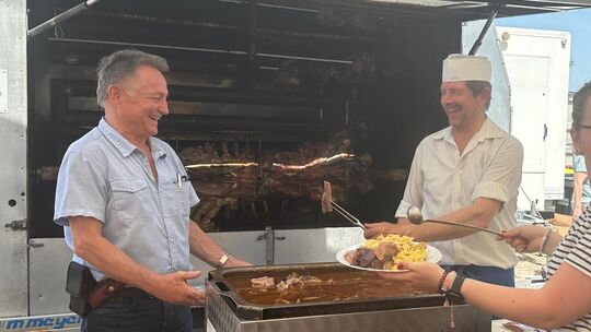 Das Herzstück des Festes: Vorsitzender Norbert Maier (links) gemeinsam mit dem Grillteam vor dem Ochsen am Spieß. Foto: Jule Stö