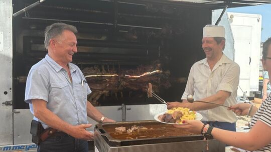 Das Herzstück des Festes: Vorsitzender Norbert Maier (links) gemeinsam mit dem Grillteam vor dem Ochsen am Spieß. Foto: Jule Stö Das Herzstück des Festes: Vorsitzender Norbert Maier (links) gemeinsam mit dem Grillteam vor dem Ochsen am Spieß. Foto: Jule Stö