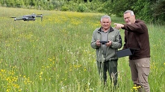 Alfred Stark und Patrick Schwarz retten mit moderner Technik Rehkitze. Foto: pr Alfred Stark und Patrick Schwarz retten mit moderner Technik Rehkitze. Foto: pr