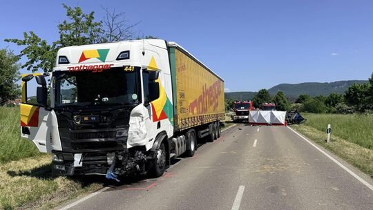 Ein Pkw prallte frontal gegen einen Sattelzug. Fotograf: 7aktuell.de/ Hald Ein Pkw prallte frontal gegen einen Sattelzug. Fotograf: 7aktuell.de/ Hald