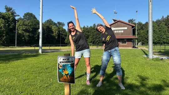 Nina Ehrhardt (links) und Christine Euchner vom TSV Ohmden absolvieren den Bewegungsparcours auch selbst. Wie es das Stationssch Nina Ehrhardt (links) und Christine Euchner vom TSV Ohmden absolvieren den Bewegungsparcours auch selbst. Wie es das Stationssch