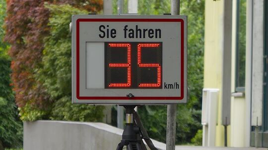 Der freundliche Hinweis, dass zu schnell gefahren wird. Foto: stock.adobe.com