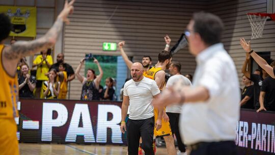 Geteilte Gefühlswelten: Knights-Sportchef Chris Schmidt und Gießens Coach Frenkie Ignjatovic (im Vordergrund) an einem denkwürdi