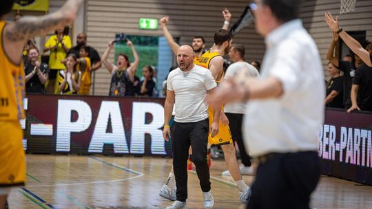 Geteilte Gefühlswelten: Knights-Sportchef Chris Schmidt und Gießens Coach Frenkie Ignjatovic (im Vordergrund) an einem denkwürdi Geteilte Gefühlswelten: Knights-Sportchef Chris Schmidt und Gießens Coach Frenkie Ignjatovic (im Vordergrund) an einem denkwürdi