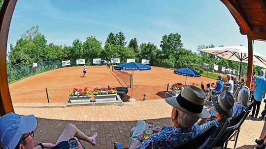 Sonne satt und spannende Begegnungen: Auf der Tennisanlage des TV Bissingen herschte beim 9. Breitenstein-Cup am Pfingstwochenen