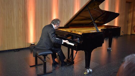 Leonardo Lipstein überzeugte in der Eduard-Mörike-Halle Ötlingen durch feinsinnige Interpretationen und herausragende Spieltechn Leonardo Lipstein überzeugte in der Eduard-Mörike-Halle Ötlingen durch feinsinnige Interpretationen und herausragende Spieltechn