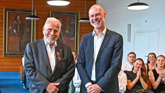 Der Kirchheimer Unternehmer Willi Kopf (links) bekam von Oberbürgermeister Pascal Bader das Bundesverdienstkreuz am Bande verlie Der Kirchheimer Unternehmer Willi Kopf (links) bekam von Oberbürgermeister Pascal Bader das Bundesverdienstkreuz am Bande verlie