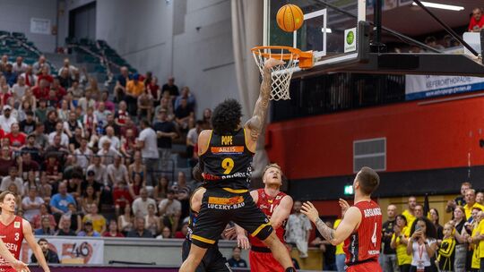 Einmal im Flug, nicht mehr zu stoppen: Tylan Pope war auch in Gießen die Kirchheimer Leitfigur. Foto: Nina Sander Einmal im Flug, nicht mehr zu stoppen: Tylan Pope war auch in Gießen die Kirchheimer Leitfigur. Foto: Nina Sander