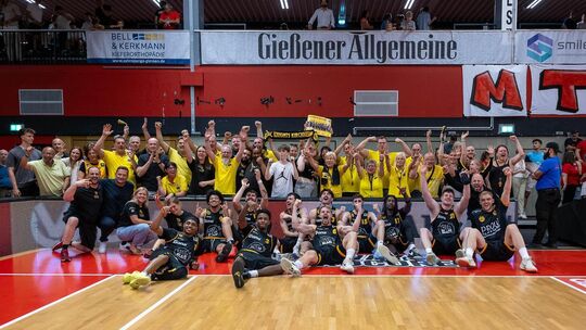 Glückliches Ende einer langen Reise: Die Knights und ihr Anhang nach einem nervenaufreibenden Basketball-Krimi in der Gießener O Glückliches Ende einer langen Reise: Die Knights und ihr Anhang nach einem nervenaufreibenden Basketball-Krimi in der Gießener O