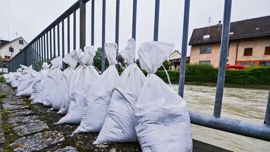 Starkregenereignisse nehmen im Landkreis zu: Vor zwei jahren drohte nach Starkregen am Owener Wehr ein Überlaufen der Lauter in