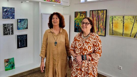 „Alles, was Kunst braucht – Bäume und Mehr“: Birgit Löflath (links) und Ilse Ehrmann haben den Baum zum Ausgangspunkt ihrer Bild