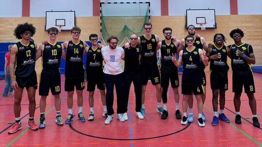 Ab jetzt wird nur noch gefeiert: Das Regionalliga-Team der Knights nach dem glücklichen Spielende in Limburg. Foto: pr