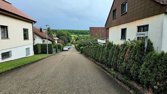Der Notzinger Lerchenweg wird auf seiner Gesamtlänge vom Sonnenweg bis zur Ötlinger Straße saniert und ausgebaut. Foto: Katja Ei Der Notzinger Lerchenweg wird auf seiner Gesamtlänge vom Sonnenweg bis zur Ötlinger Straße saniert und ausgebaut. Foto: Katja Ei