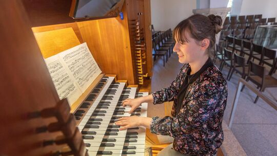 Lisa Dietrich hat mit elf Jahren angefangen, Orgel zu spielen. Das besondere Instrument und seine vielseitigen musikalischen Mög Lisa Dietrich hat mit elf Jahren angefangen, Orgel zu spielen. Das besondere Instrument und seine vielseitigen musikalischen Mög