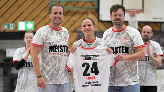 Beste Spielerin der Saison: Lisa Fuchs mit TG-Abteilungsleiter Gunnar Fischer (links) und Sportchef Philipp Henzler. Foto: Tobia Beste Spielerin der Saison: Lisa Fuchs mit TG-Abteilungsleiter Gunnar Fischer (links) und Sportchef Philipp Henzler. Foto: Tobia